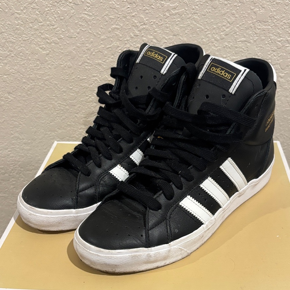 Adidas Men's Black and White Sneakers size 7